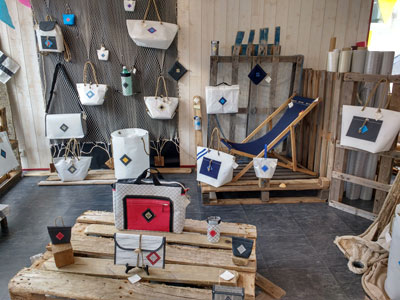 intérieur boutique pleins de sacs