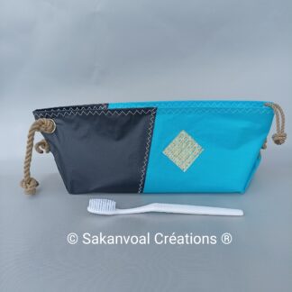 BERMUDES trousse de toilette bleu ciel et noir